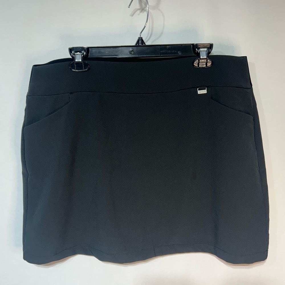 Greg Norman woman’s black skort. NWOT. Zippered pockets. Gorgeous! XL.